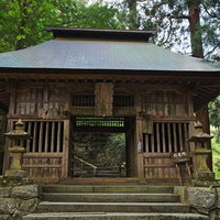 東堂山満福寺の仁王門、杉の大樹に囲まれた歴史的な境内の写真