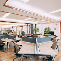 大熊インキュベーションセンターのオープンなコワーキングスペースの写真