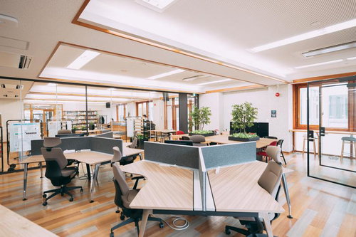 大熊インキュベーションセンターのオープンなコワーキングスペース