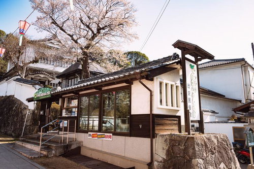 1963年11月に会館し約20,000点の剥製や標本などを展示しているつやま自然のふしぎ館