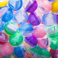 ガチャてんこ盛り、射幸心をくすぐるカラフルなカプセルの写真