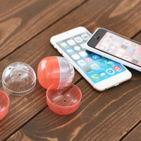 スマホでガチャ課金する瞬間、木製テーブルの上での廃課金の写真