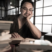 古民家の書斎で文献を読む外国人男性の読書風景の写真