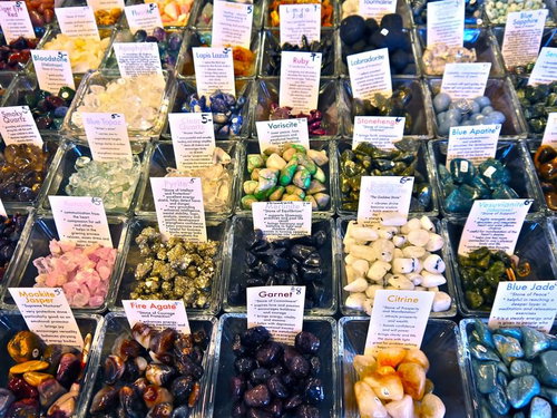 透明な容器に並ぶ外国の天然石コレクション