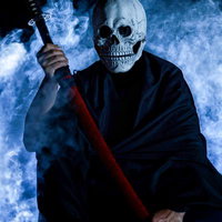 青い炎に包まれた骸骨剣士が居合の構えで日本刀を構えるの写真