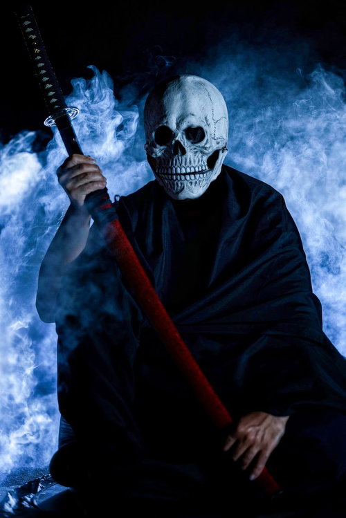 青い炎に包まれた骸骨剣士が居合の構えで日本刀を構える