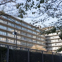 白い外壁の外務省庁舎の写真