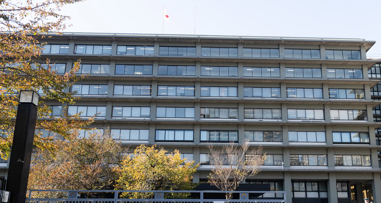 現代的なガラス張りの外務省庁舎の外観