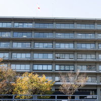 外務省庁舎のガラス張りの外観、モダン建築の政府官庁施設の写真