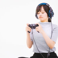 コントローラーでゲームするのが苦手な女性ゲーマーの写真