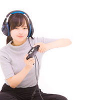 レース系ゲームをプレイするコントローラー操作の女子ゲーマーの写真