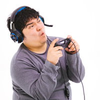 気合入れすぎて顔が強ばるゲーム配信者がコントローラーを握るの写真