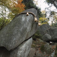 本宮市の岩角寺境内に鎮座する落ちない巨石の写真