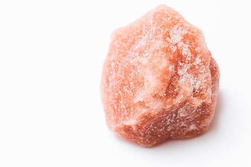 宝石の原石のような岩塩の結晶、天然鉱物の白とピンク色