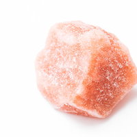 塩化ナトリウムの鉱物、ピンク色の岩塩結晶の写真