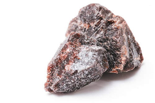 鏃のような形の赤褐色と白色の岩塩の結晶