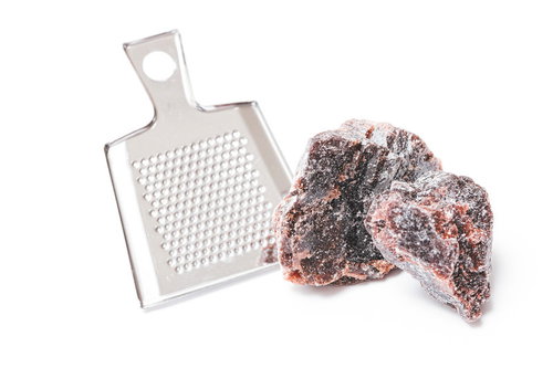 白いおろし金とピンク色の岩塩の結晶、調理器具と食材