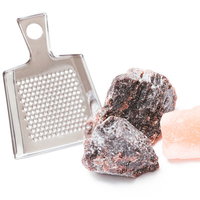 ピンク色と茶色の岩塩とおろし金で塩をすりおろすの写真