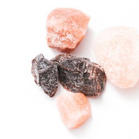 無造作に置かれたロックソルト（岩塩）の写真