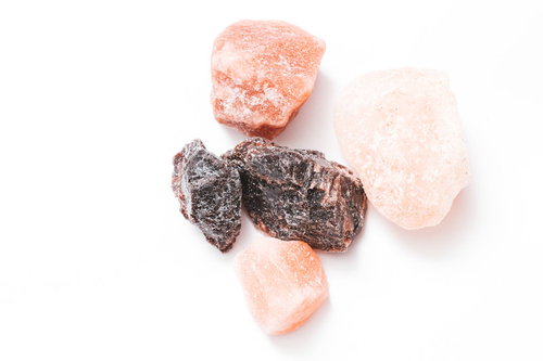 無造作に置かれたロックソルト（岩塩）