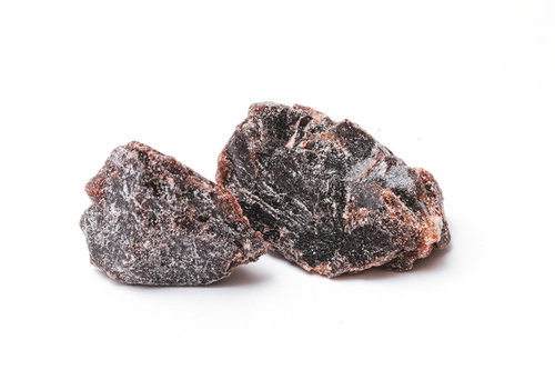 黒い岩塩の結晶の粗い粒状塩化ナトリウム鉱物