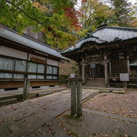 秋の岩角寺、毘沙門堂と御札授所の参道と社殿の写真