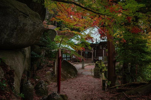 秋の岩角寺参道と毘沙門堂、紅葉に包まれた境内