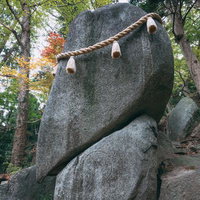 観音菩薩線刻佛石が彫られた岩角寺の巨石・落ちない石の写真
