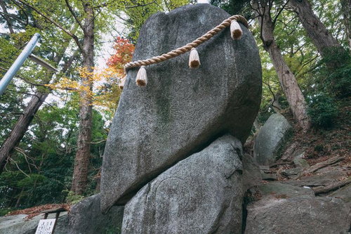 観音菩薩線刻佛石が彫られた岩角寺の巨石・落ちない石