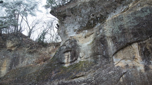 降雪の中、岩壁に刻まれた岩面大佛（平泉）