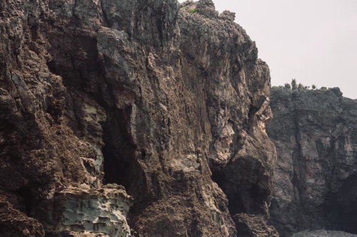 荒々しい岩肌の断崖が立ち並ぶ海岸線、石灰岩の浸食地形