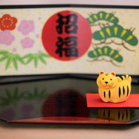 招福を願う寅年の置物と正月飾り、金色の招き猫と干支装飾の写真