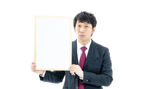 ドヤ顔でフリップを見せる男性