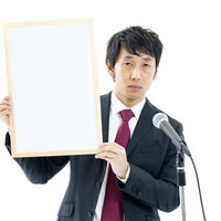 新元号を公表する赤いネクタイの政治家の記者会見の写真