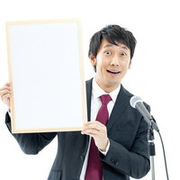 子どもの名前を発表するスーツ姿の新婚タレント男性の写真