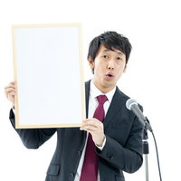 新元号を公表するなら今でしょ、カンペを手に記者会見する男性の写真