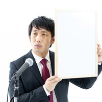 新元号をフリップで説明する政治家の記者会見の写真