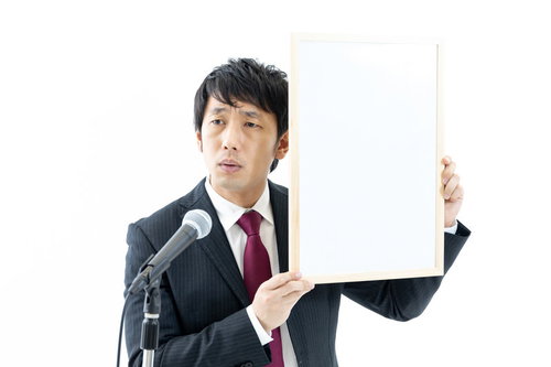 新元号をフリップで説明する政治家の記者会見