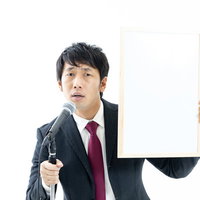 記者の辛辣な質問にヒートアップする政治家男性の写真