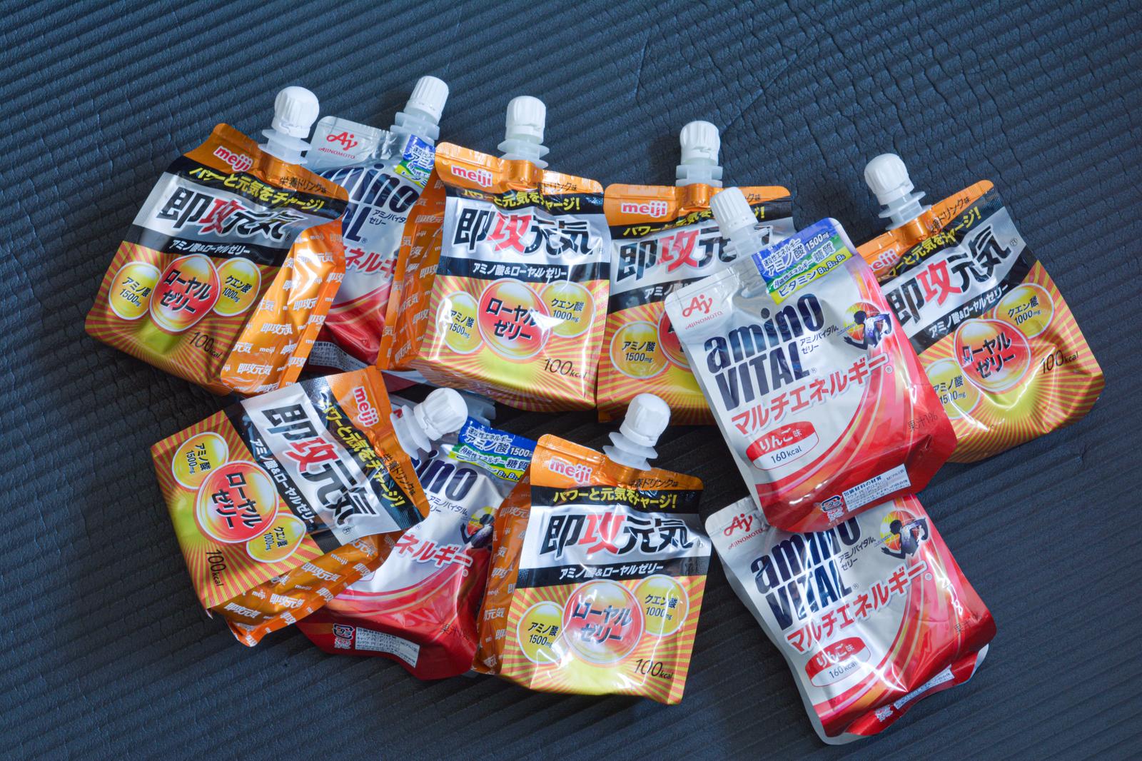 トレーニングマットに並ぶスポーツゼリー飲料