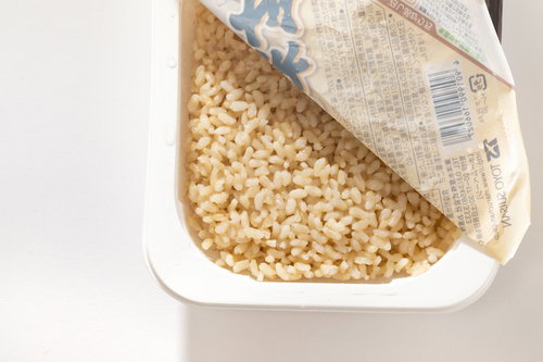 電子レンジで加熱した玄米ごはんパック、レトルト食品