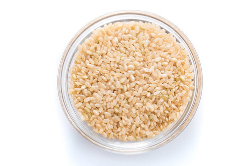 料理に使う玄米1合をガラス容器に計量した食材