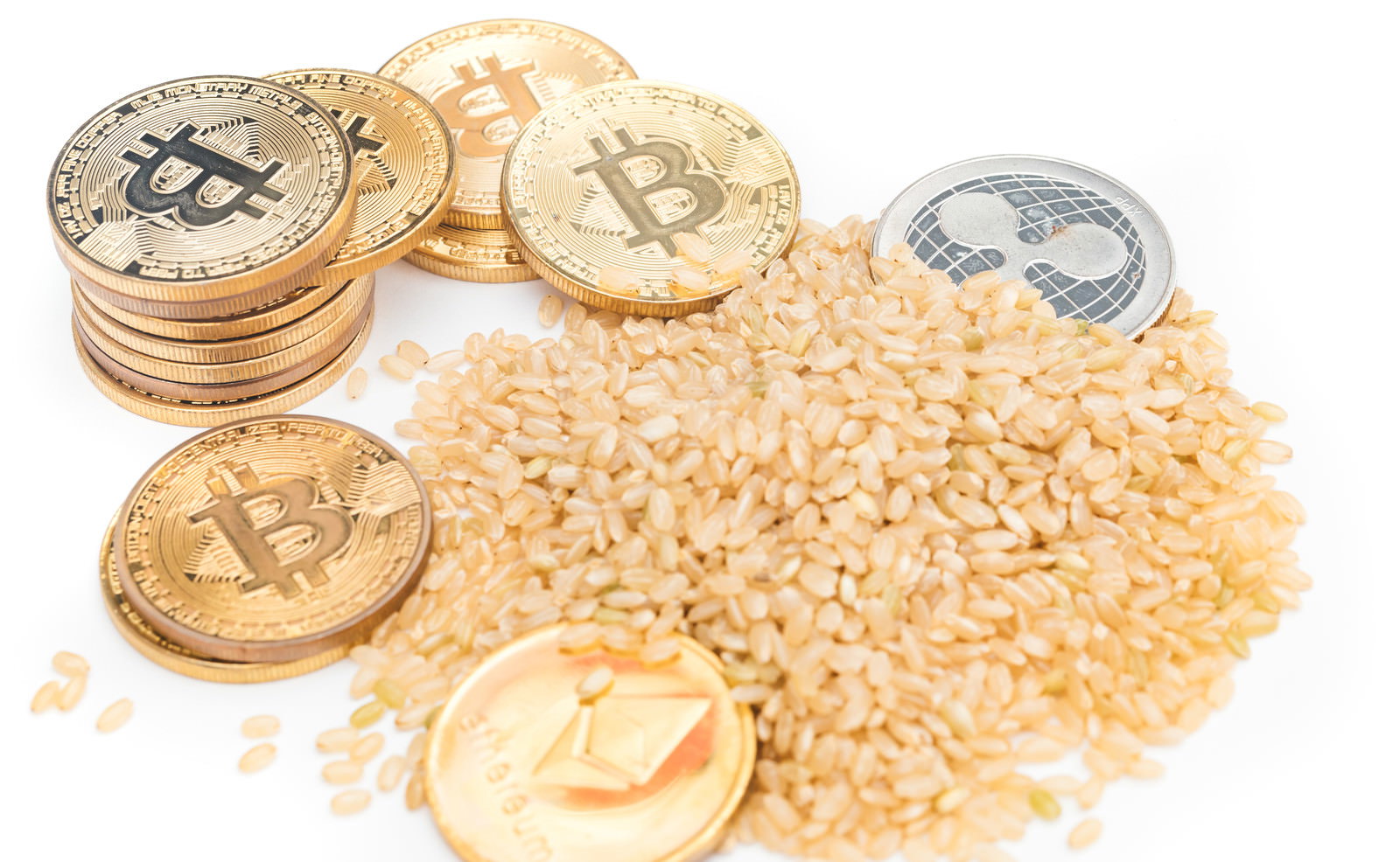 玄米の粒の中に金色のビットコインが混じっている様子