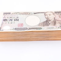 クリプレが現ナマ、積み重ねられた一万円札の札束の写真