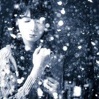 雪が降る度に思い出す、静寂の中の女性（フォトモンタージュ）の写真