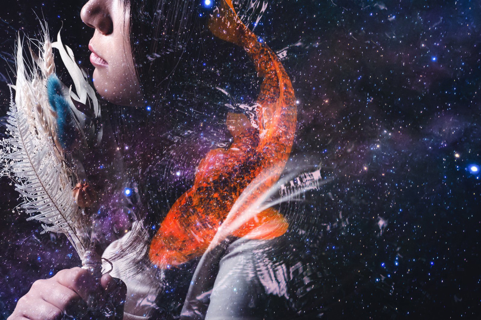 星空の宇宙空間で色鮮やかな錦鯉が泳ぎ、祈りを捧げる女性を合成したフォトモンタージュ