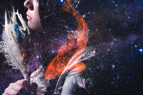コスモ（小宇宙）を漂う鯉と思いを馳せる女性のフォトモンタージュ