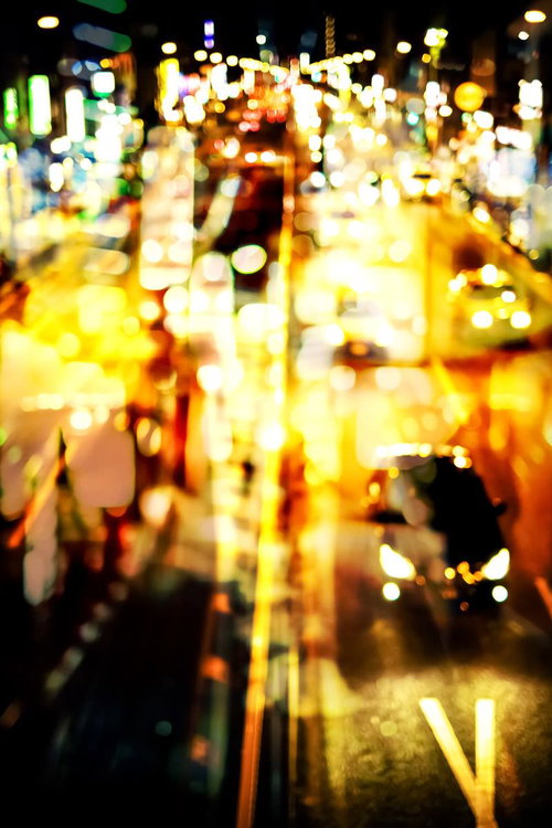 夜間の繁華街を走る車の光りの道路（フォトモンタージュ）