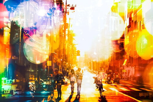 下町の商店街を照らす逆光のフォトモンタージュの写真