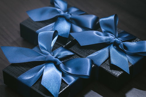 青いリボン付きの複数のプレゼント、黒いギフトボックスセット